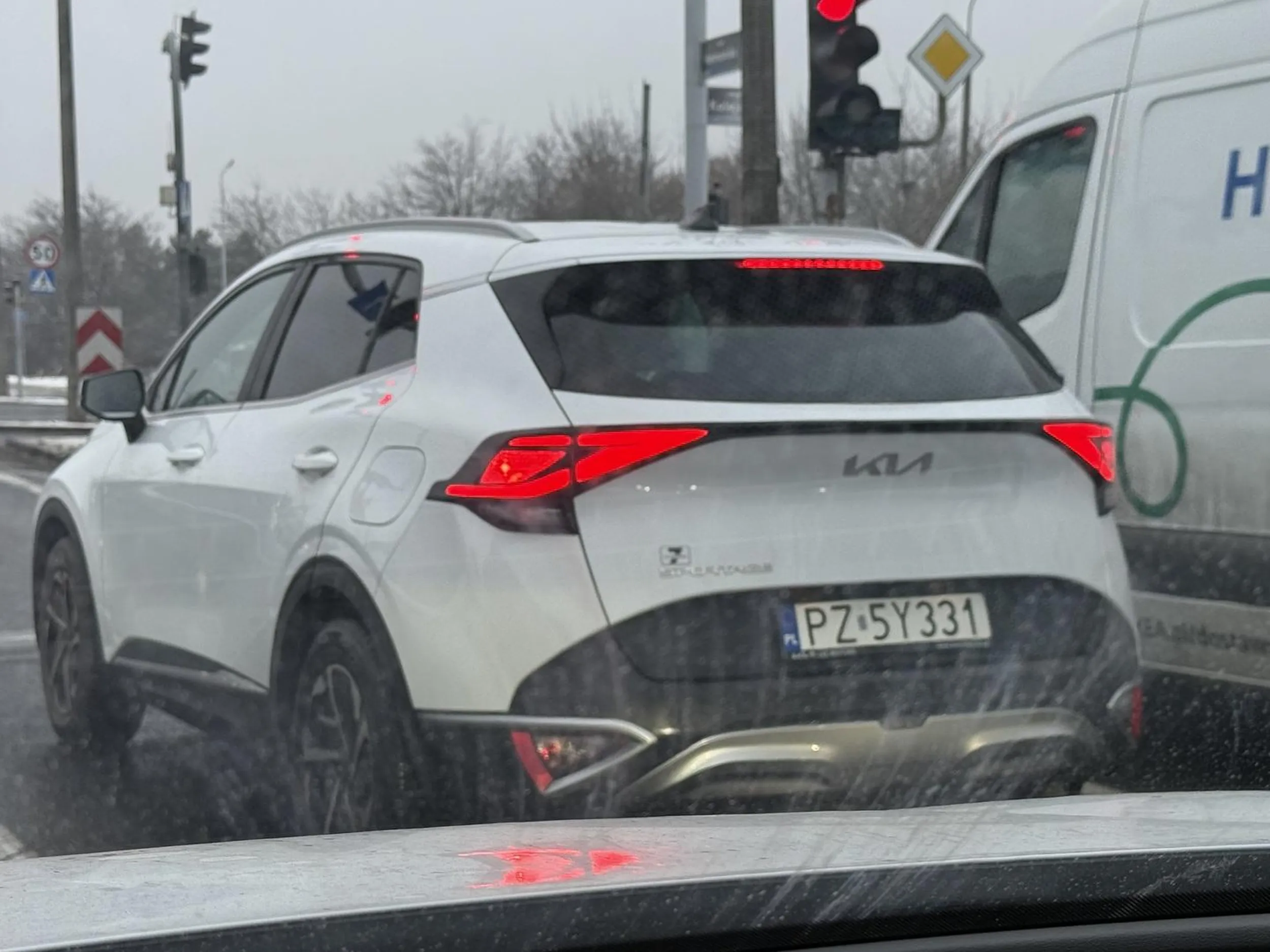 Gość jeździ skrajnym lewym pasem na drodze trzypasmowej 50km/h. W dodatku przy ograniczeniu do 70. Jak go ktoś próbuje wyprzedzić środkowym pasem to zajeżdża, puka się po głowie niczym orangutan. Powinien mieć zakaz wjazdu do miasta. Droga polna to maks.
