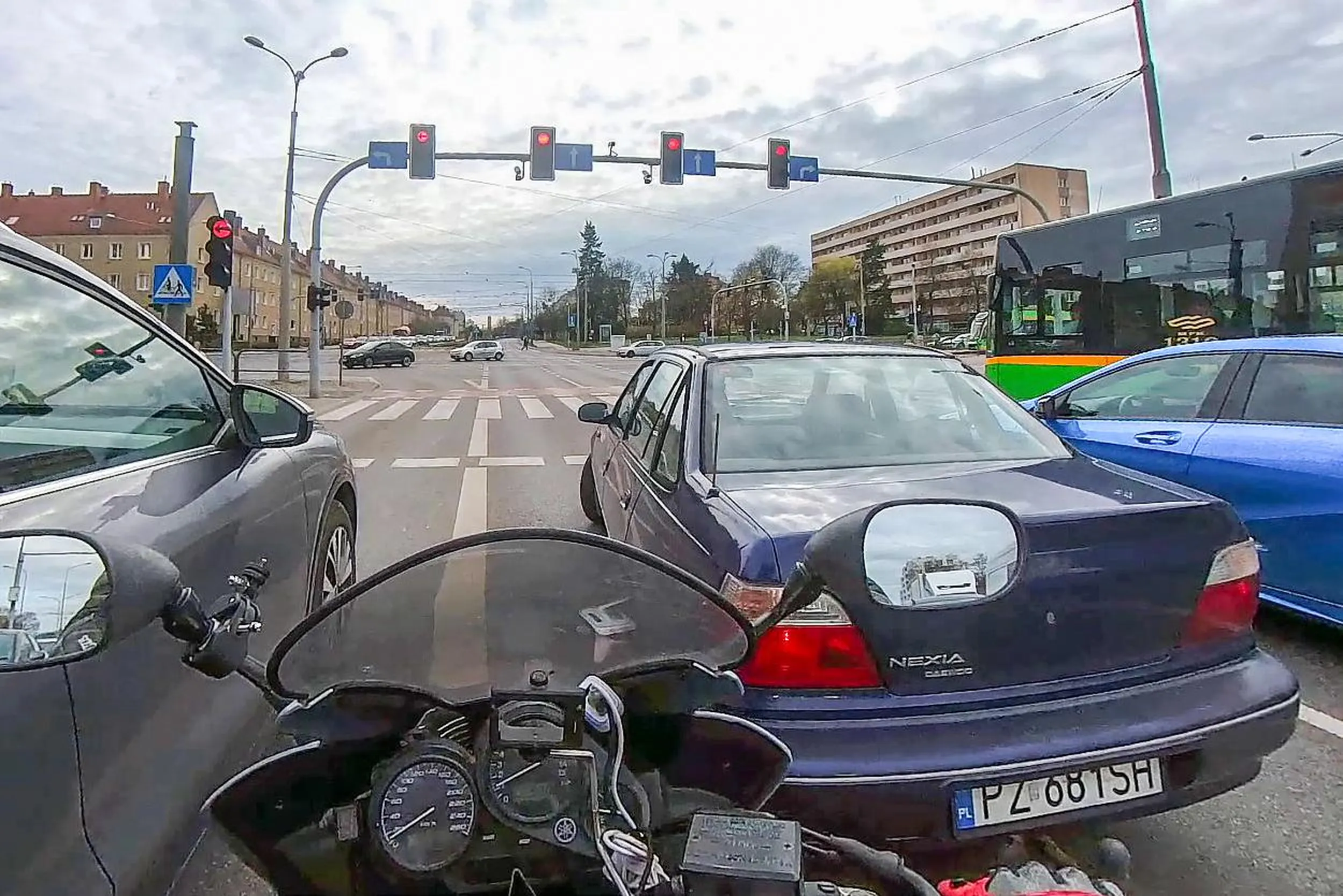 Uprzejmy kierowca względem motocyklistów - patrzy w lusterka, obserwuje drogę i robi miejsce, żeby się nam jechało sprawnie i bezpiecznie. Dziękuję i LwG!