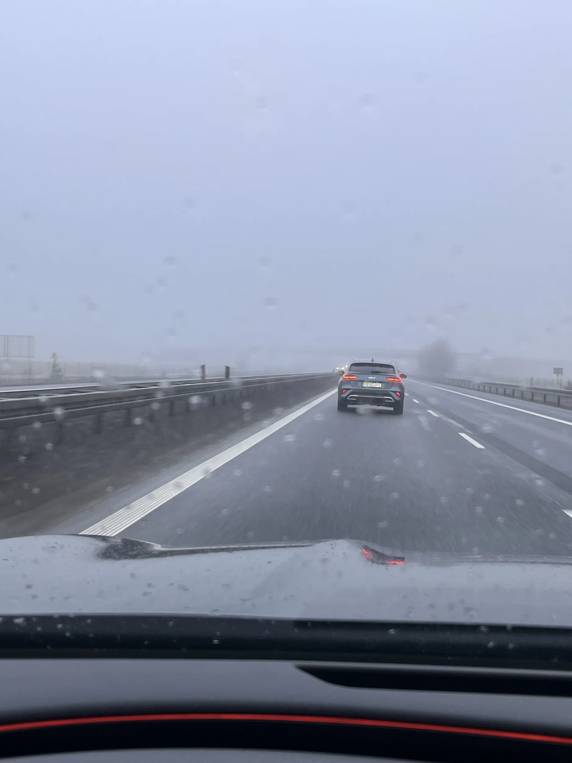 Wpycha się przed maskę jak de.b.il. Mega niebezpieczna sytuacja na S11, bo de.b.ilowi się śpieszy…