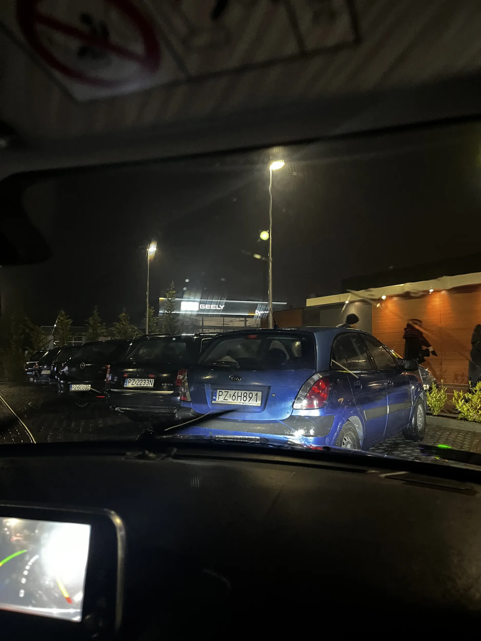 Zachowaj odstęp od drugiego auta