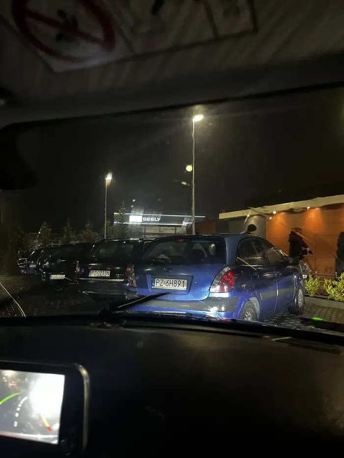 Zachowaj odstęp od drugiego auta