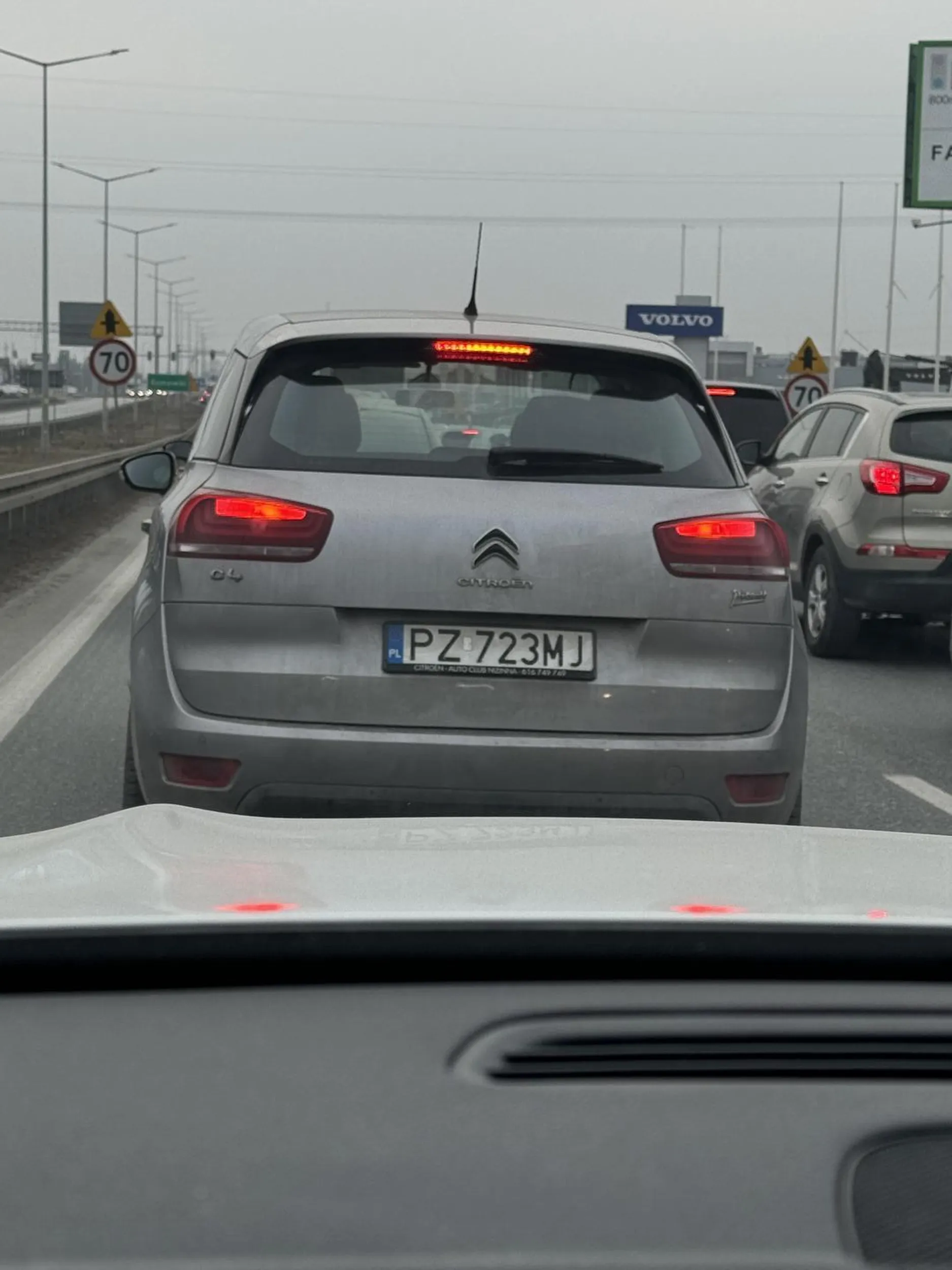 Snuje się tym lewym pasem blokując wszystkim drogę masakra