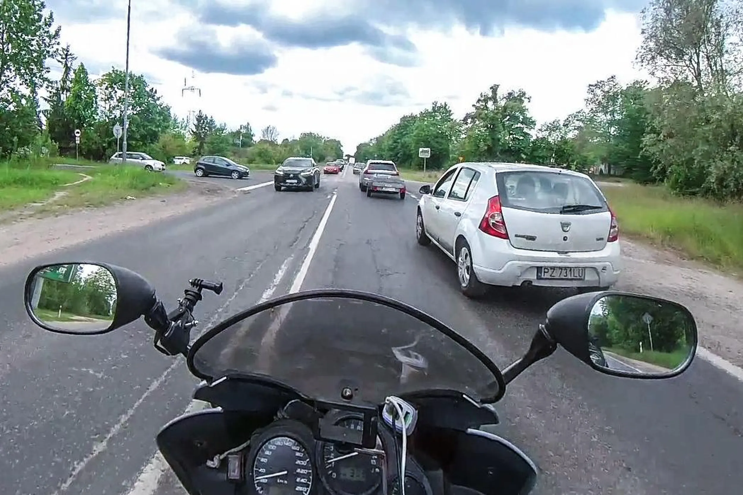 Bardzo uprzejmy kierowca względem motocyklistów - patrzy w lusterka, obserwuje drogę i na widok motocykla zrobił miejsce na drodze, żeby się nam jechało sprawnie i bezpiecznie. Dziękuję i LwG!