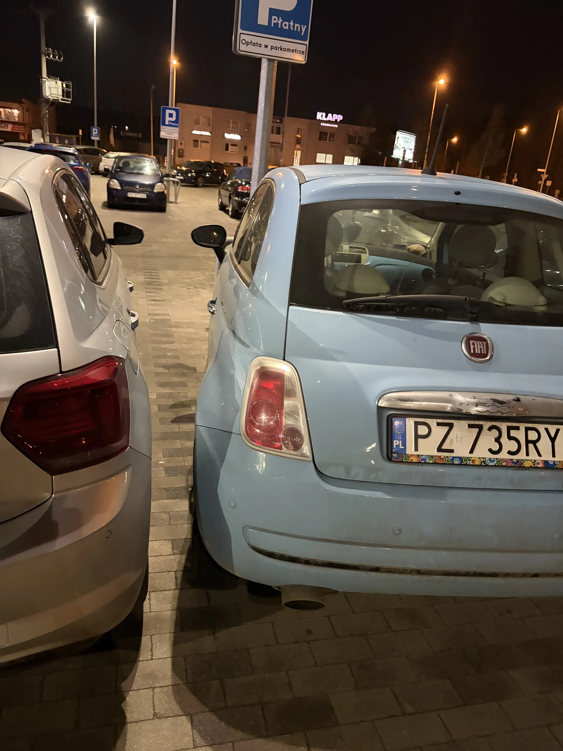 Typowo hujowe parkowanie do poprawy kobita pewnie swiezy kierowca