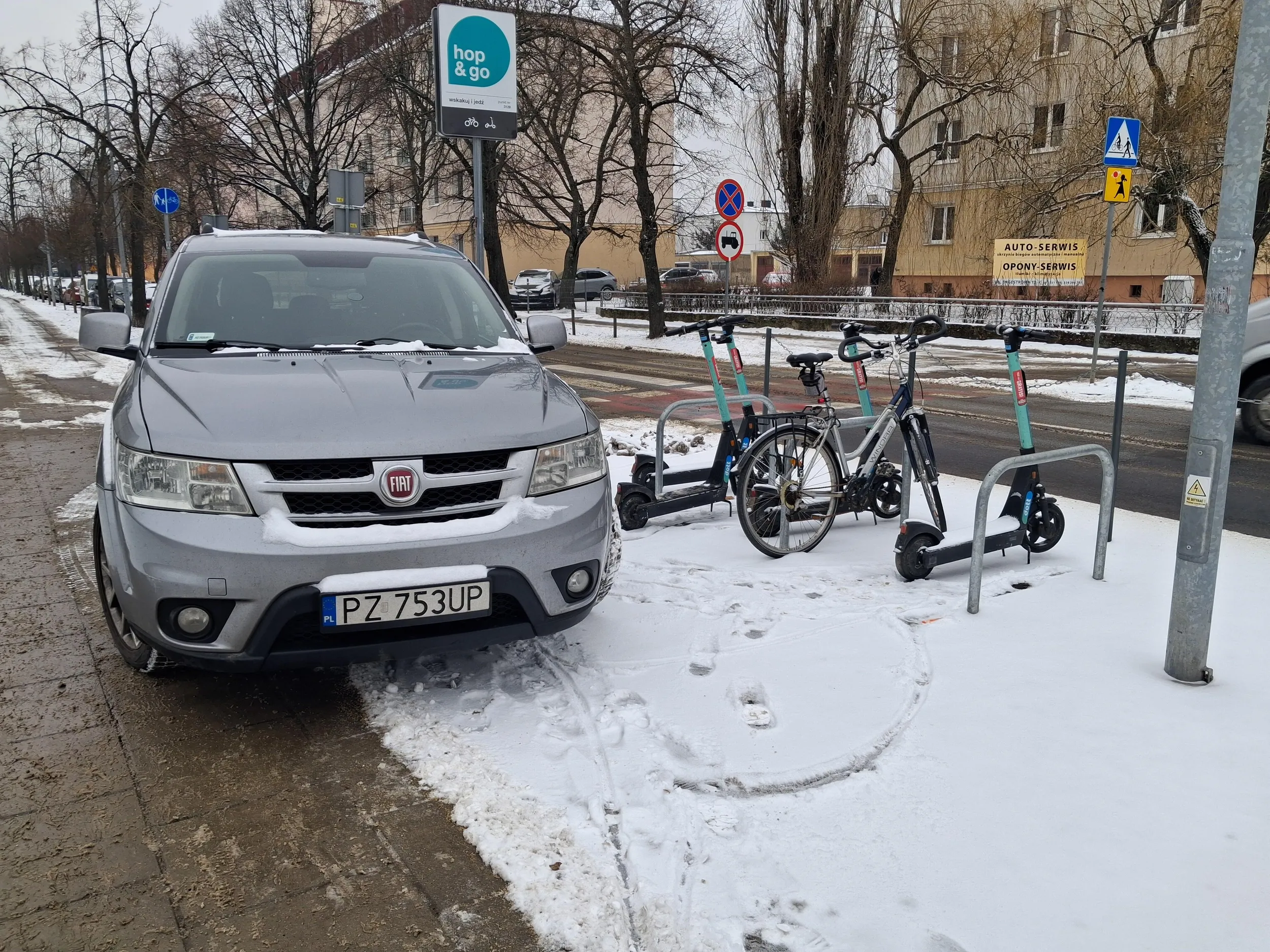 Kierowca zaparkował na chodniku przejeżdżając przez pasy