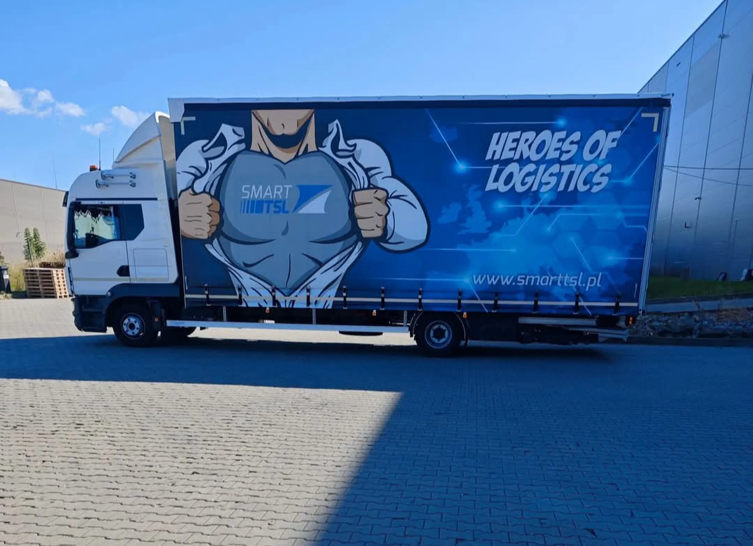 Podczas jazdy korzysta z telefonu, i pisze smsy do kochanki. O mało przejechał kobiete na pasach