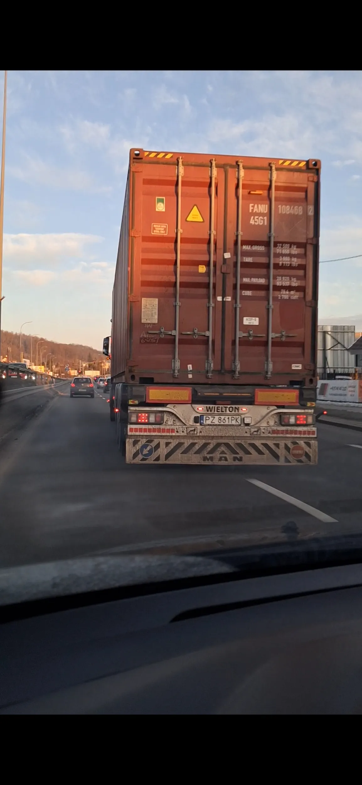 Szalony kierowca tira wymusza wyjeżdżając na lewy pas bez kierunków