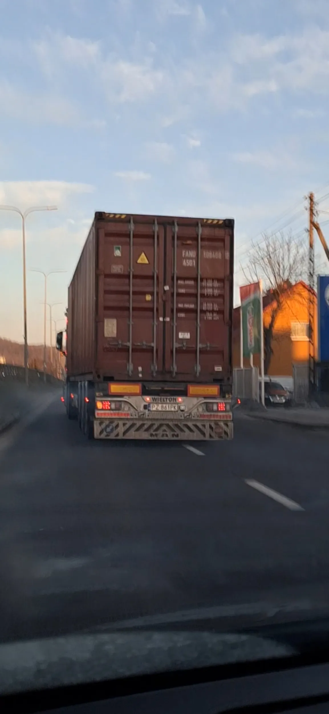 Szalony kierowca tira wymusza wyjeżdżając na lewy pas bez kierunków