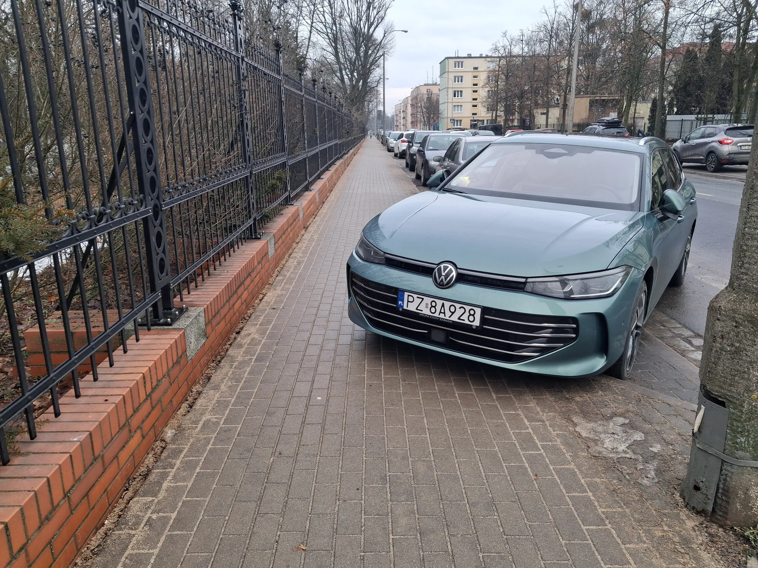 Ja rozumiem że było mało miejsca, ale to nie jest powód by się na siłe wciskać i zostawiać tyle miejsca