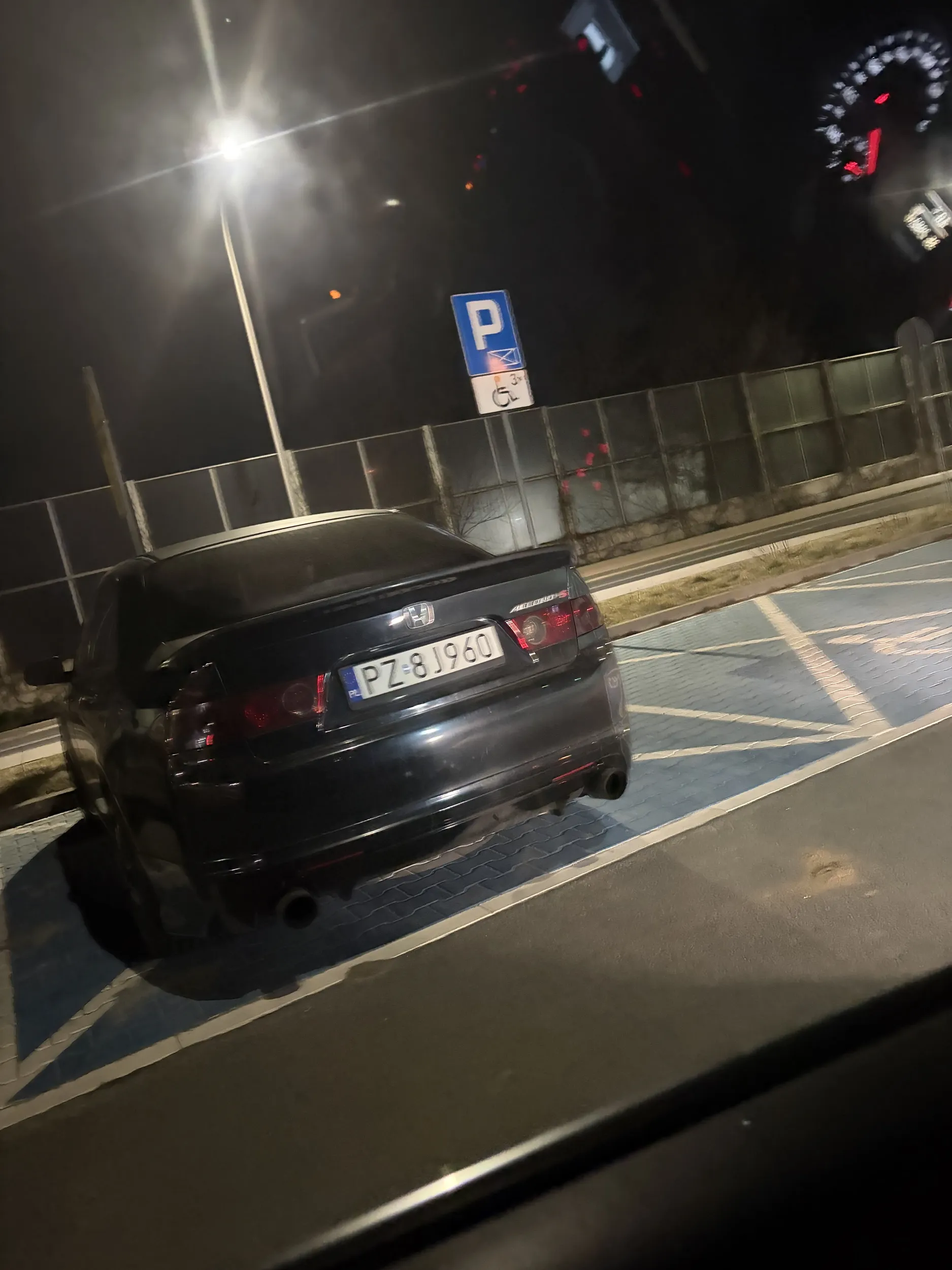 Staje na miejscu dla inwalidow nie majac zadnej plakietki(legitymacji dla niepelnosprawnych)