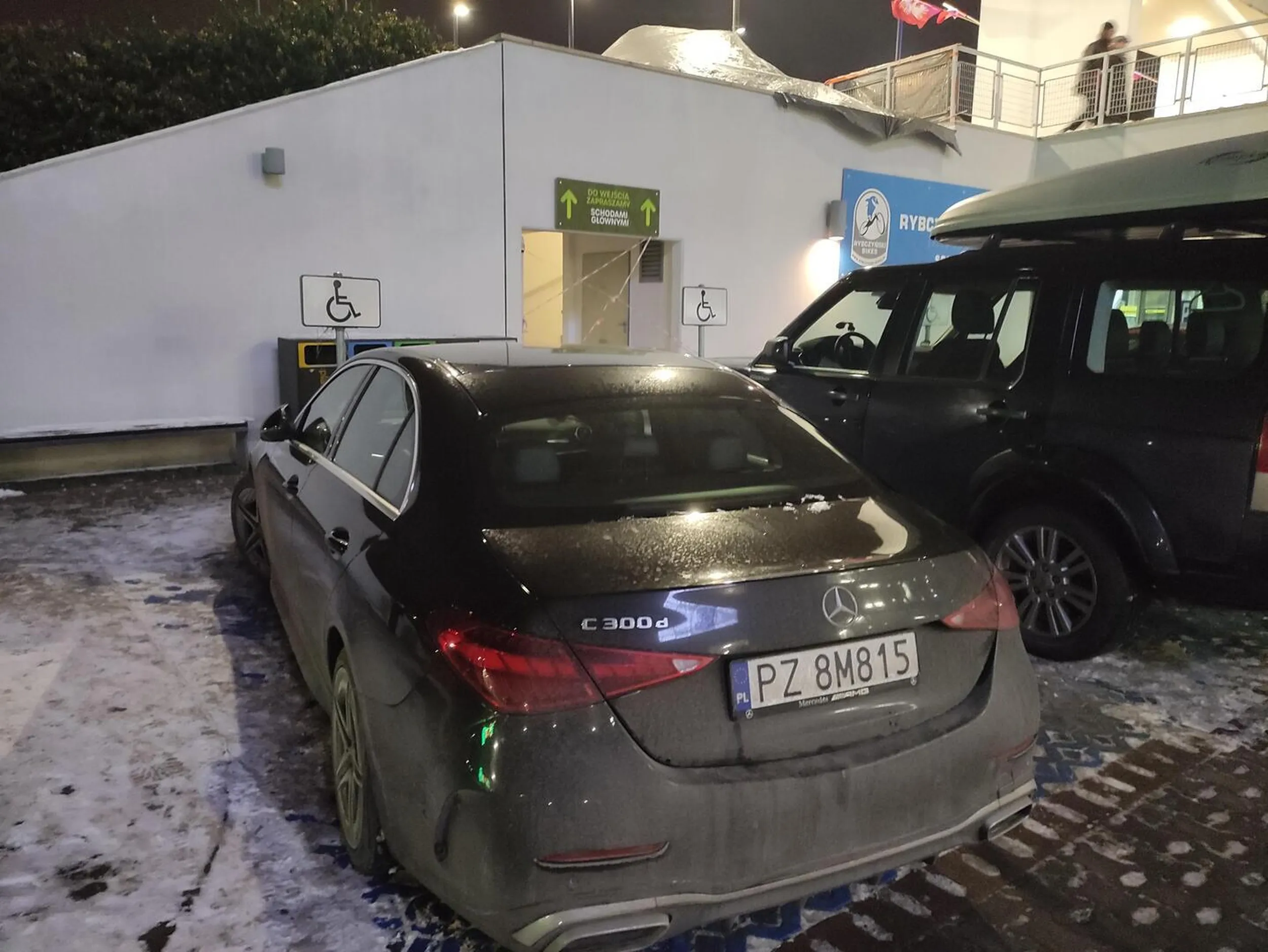 Parkując ma kopercie dla osób z z niepełnosprawnością powinieneś wyłożyć w widocznym miejscu kartę parkingową. Nie masz? Nie parkujesz! Zgłoszone do SM.