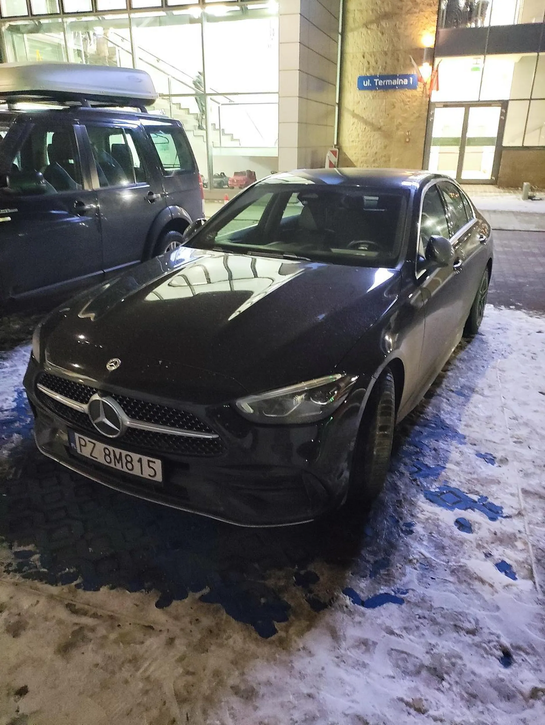 Parkując ma kopercie dla osób z z niepełnosprawnością powinieneś wyłożyć w widocznym miejscu kartę parkingową. Nie masz? Nie parkujesz! Zgłoszone do SM.