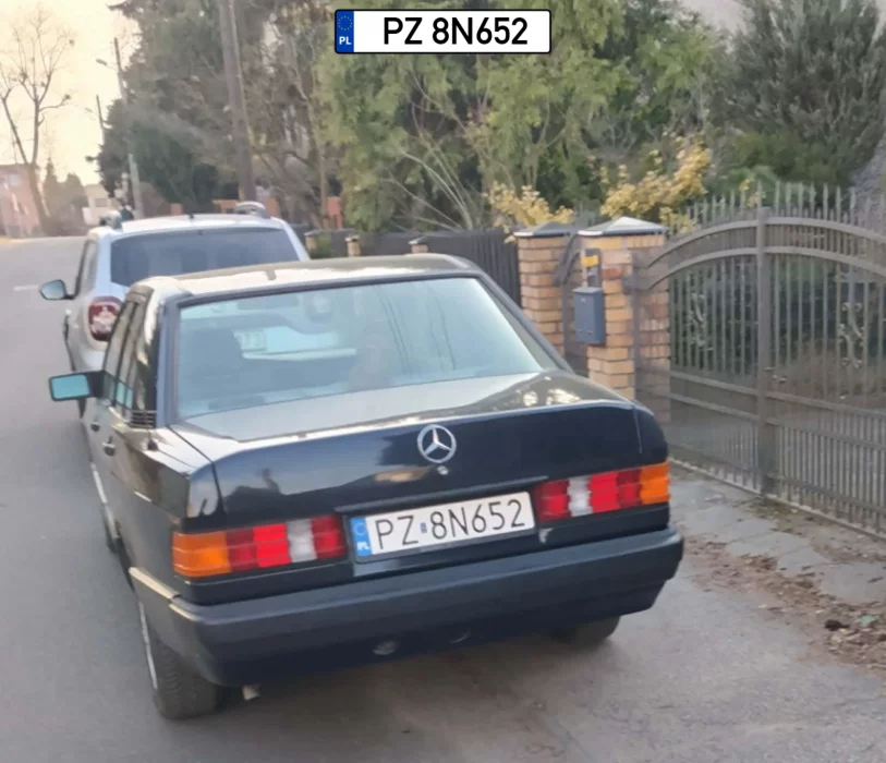 Jest brama i chyba wiadomo po co ale nie ! ten nie dość że zaparkował to poszedł i 3h tak stoi. Powinna na zewnątrz się o