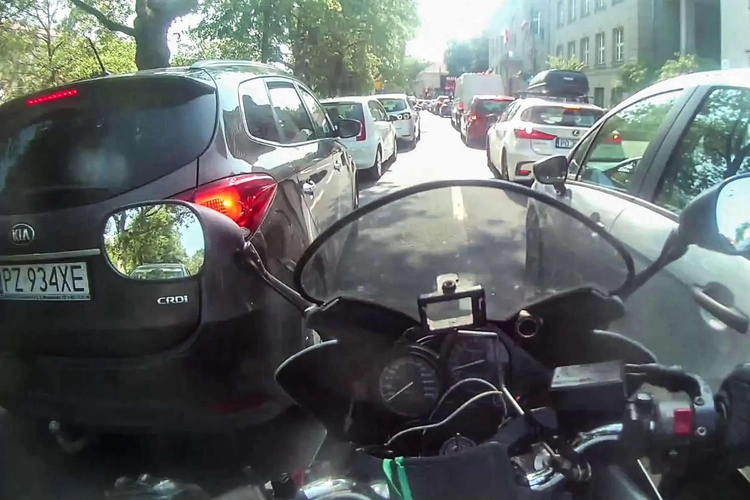 Uprzejmy kierowca względem motocyklistów - robi miejsce w korku, żeby się nam jechało sprawnie i bezpiecznie. Dziękuję i LwG!