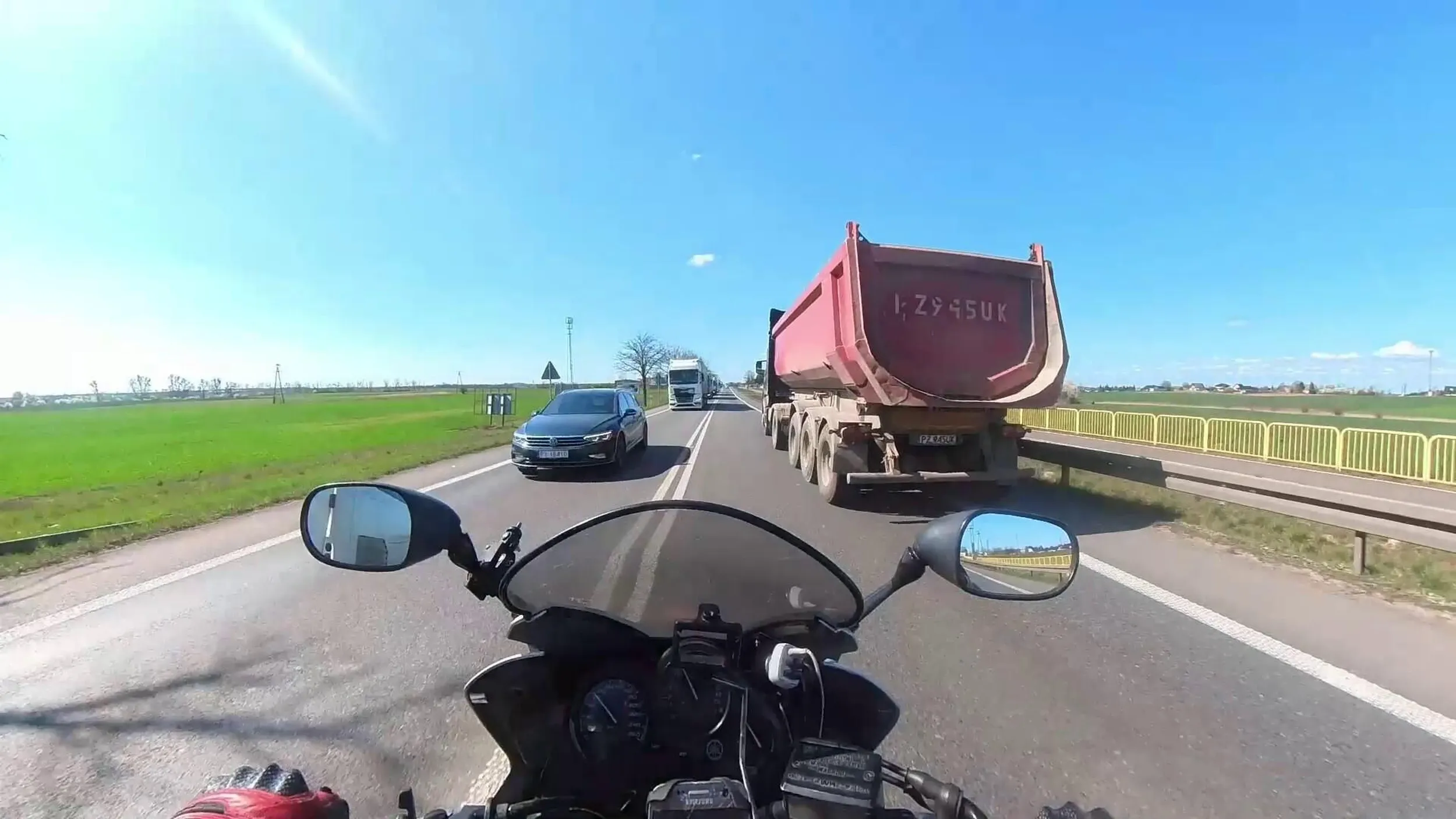 Uprzejmy kierowca - robi miejsce motocyklistom. Dziękuję i LwG!