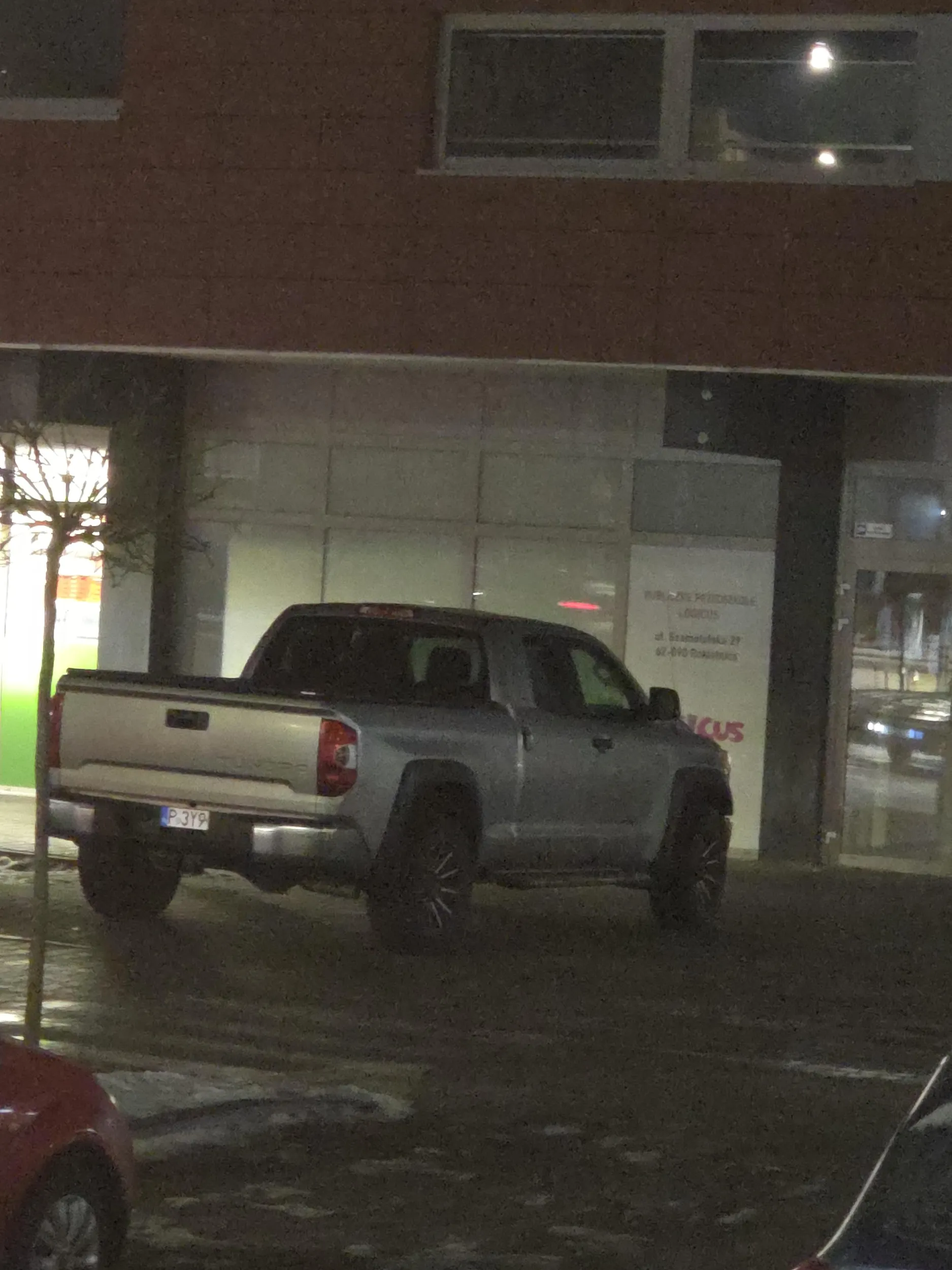 (Słabe zdjęcie bo się śpieszyłem) Osoba prowadząca ma tymczasowe rejestracje, ale to nie pozwala na takie parkowanie. Nie dokładnie może widać na zdjęciu ale tłumacze. Auto zaparkowane na przejciu dla pieszy i jeszcze w miejscu gdzie kończą się pasy.