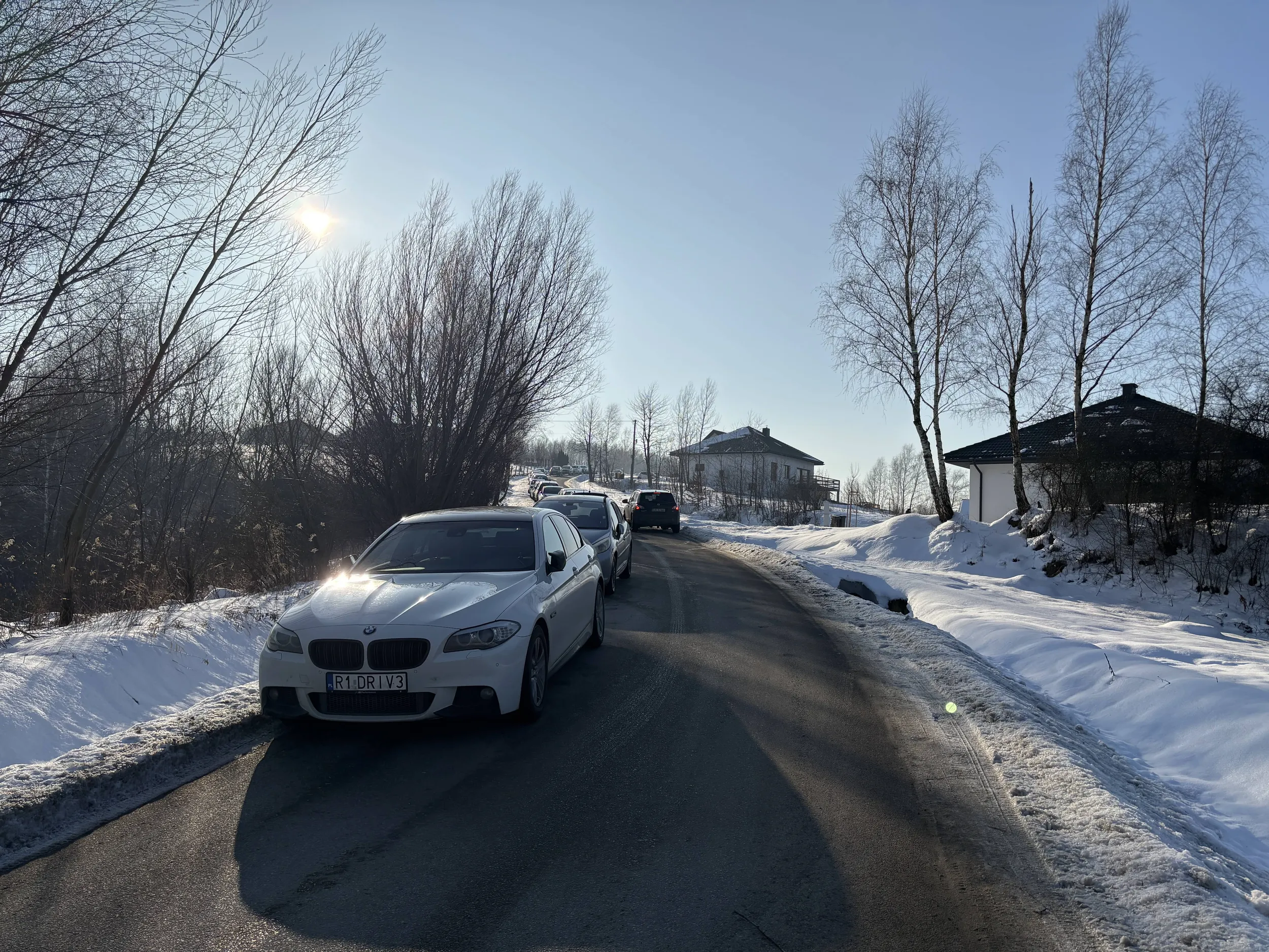 Jaśnie BMWiarz zaparkował blokując połowę drogi