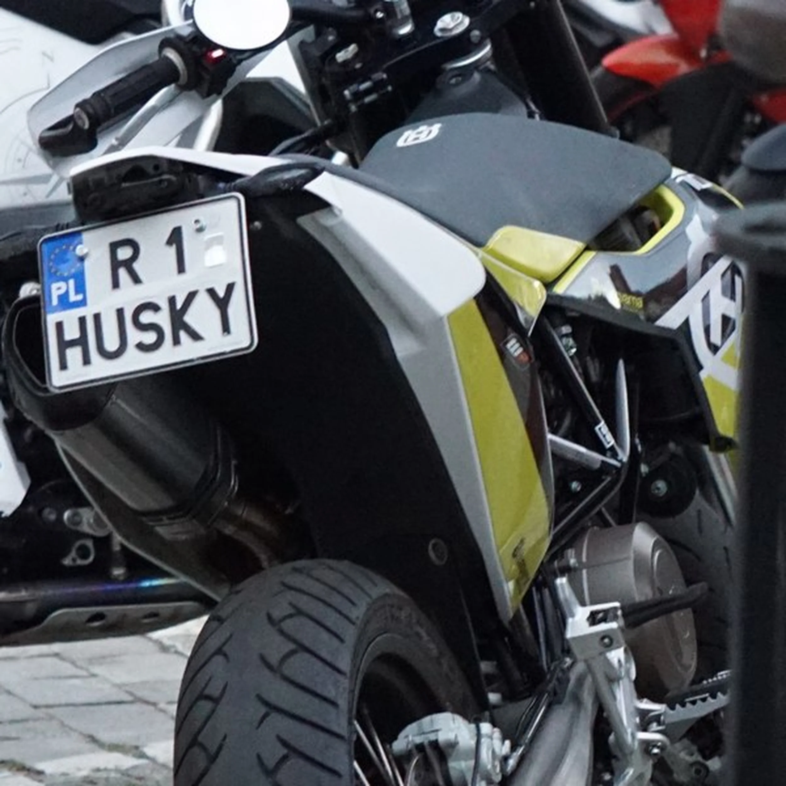 Fajny numer, blacha R1 HUSKY