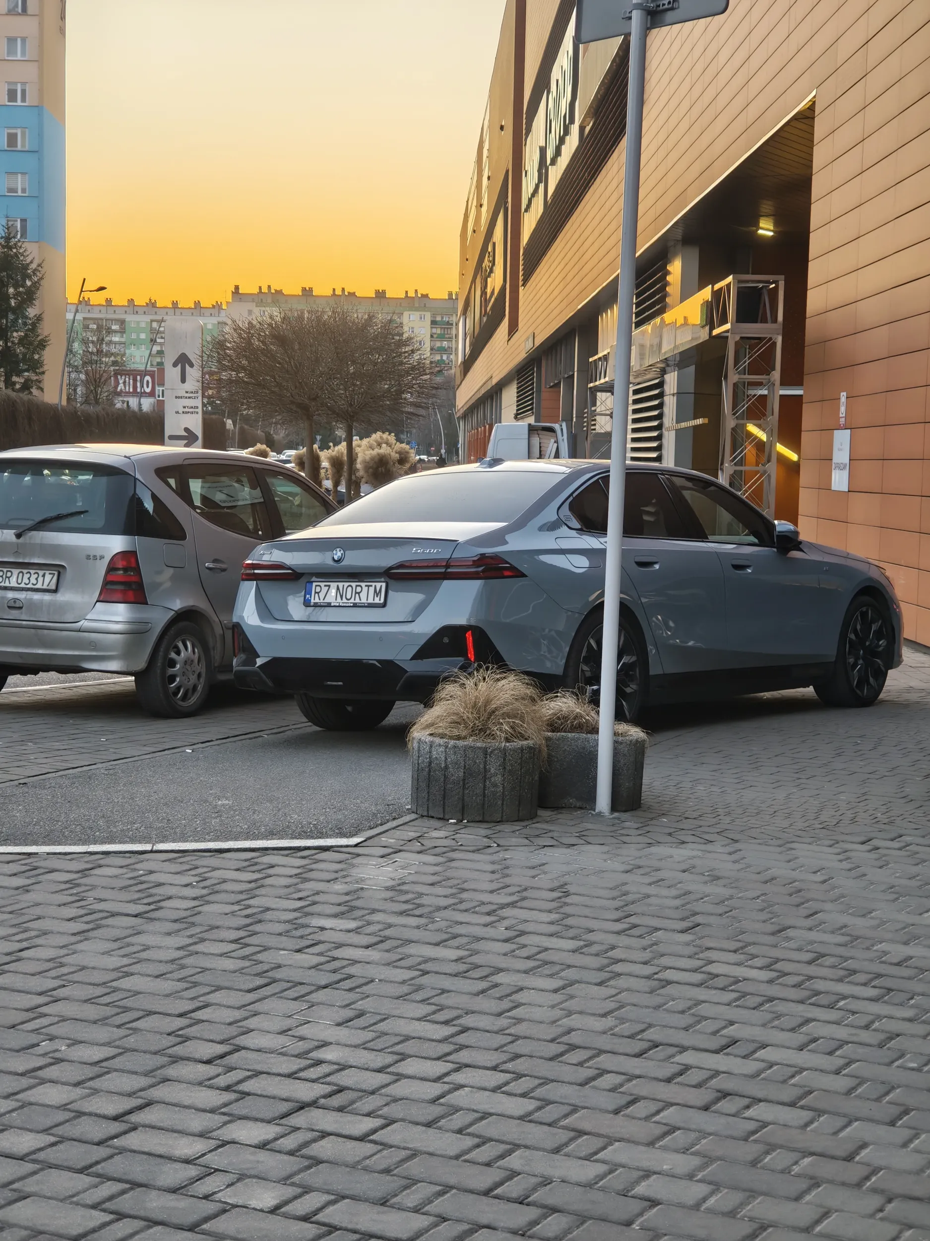 Staje na drodze rowerowej. Dlaczego poprzedni komentarz zniknął?