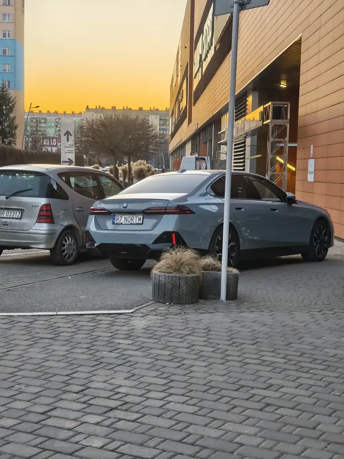 Staje na drodze rowerowej. Dlaczego poprzedni komentarz zniknął?