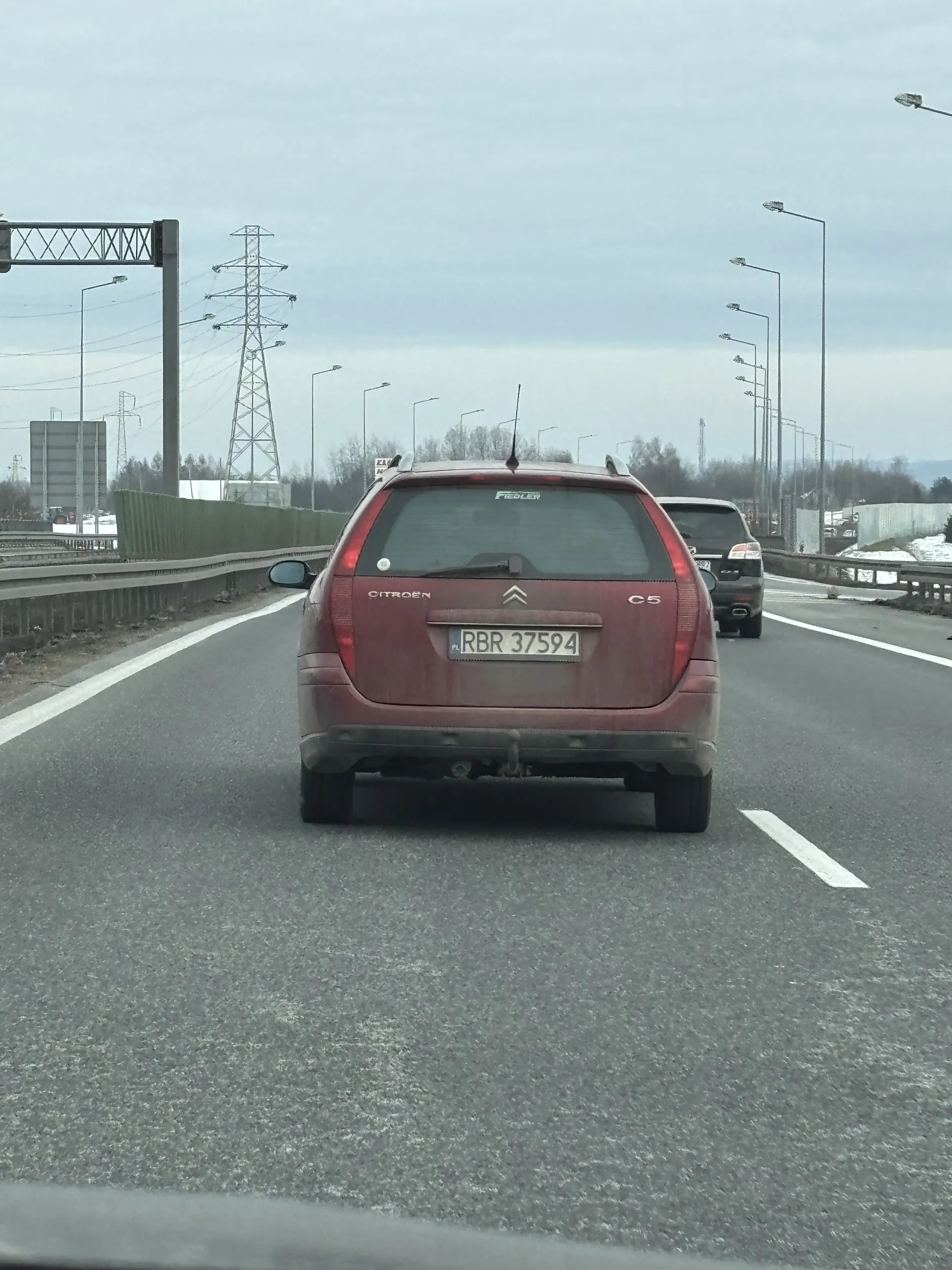 Blokuje lewy pas jadąc 105 km/h, nie przepuszcza szybszych kierowców, wężykuje