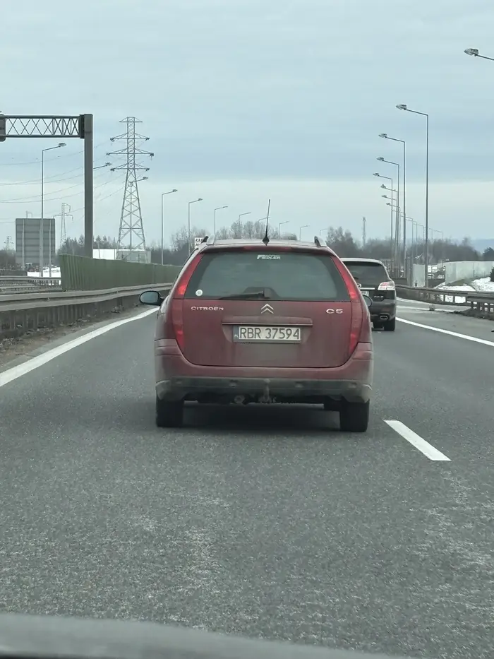 Blokuje lewy pas jadąc 105 km/h, nie przepuszcza szybszych kierowców, wężykuje