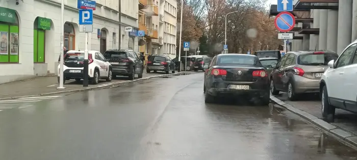 Święta krowa parkuje na skrzyżowaniu.