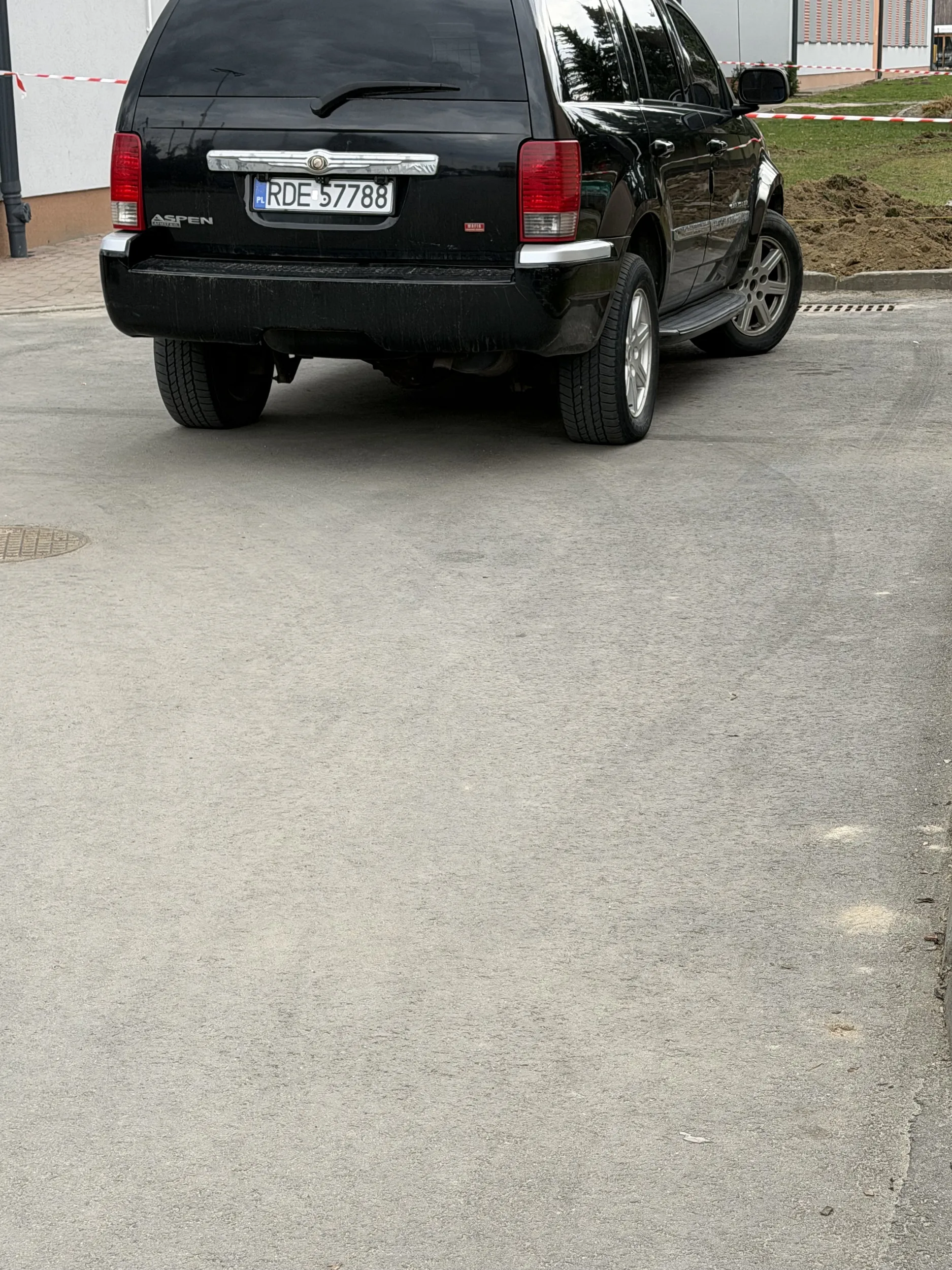 Nie potrafi zaparkować normalnie tylko rozpierdala się na całą drogę w niedozwolonym miejscu w dodatku stwarza zagrożenie w ruchu i nie widzi ludzi na przejściach