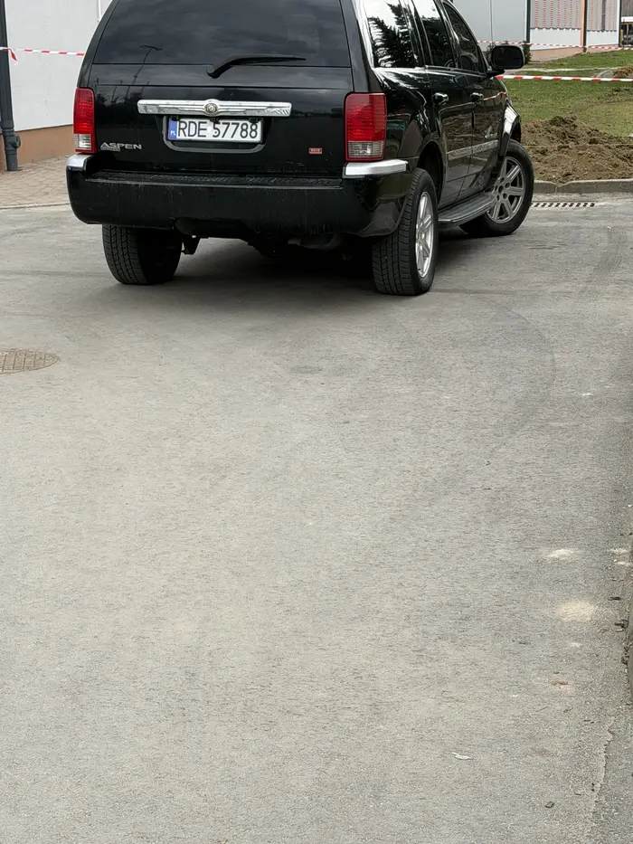 Nie potrafi zaparkować normalnie tylko rozpierdala się na całą drogę w niedozwolonym miejscu w dodatku stwarza zagrożenie w ruchu i nie widzi ludzi na przejściach