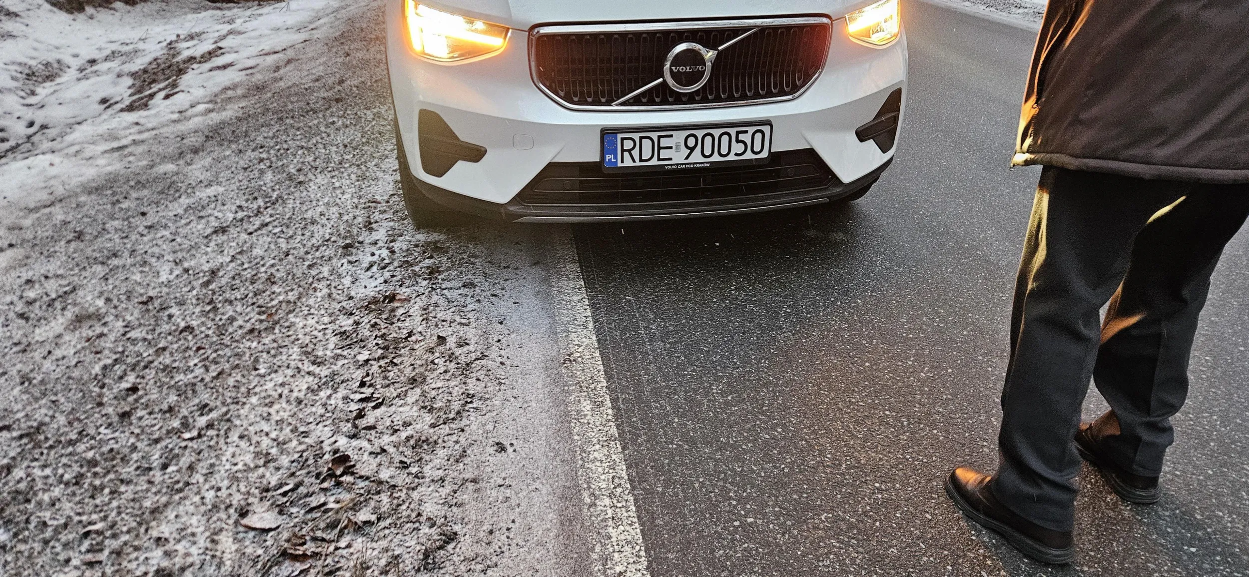 Pan jezdzi środkiem drogi, urywa lusterka i ucieka z miejsca zdarzenia. Pani ktora z nim jeździ obraża i pomawia ludzi ze jezdza po alkoholu ale jak chce sie dzwonic na policje to nagle chcą sprawę załatwić polubownie i placic pieniądze za szkody. Z daleka od takich ludzi. Pan dosc starszy powinien ponownie przejść badania.