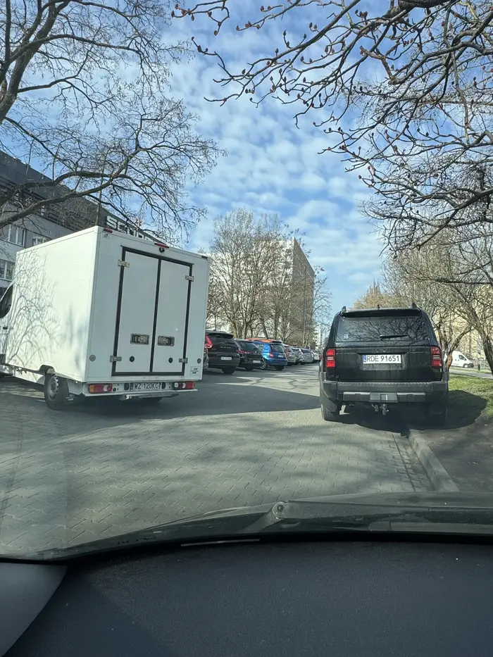 Zakompleksiony gość tamuje wyjazd z parkingu spod przychodni. Z tego budynku wyjeżdżają karetki. Kierowca wykazuje zero myślenia