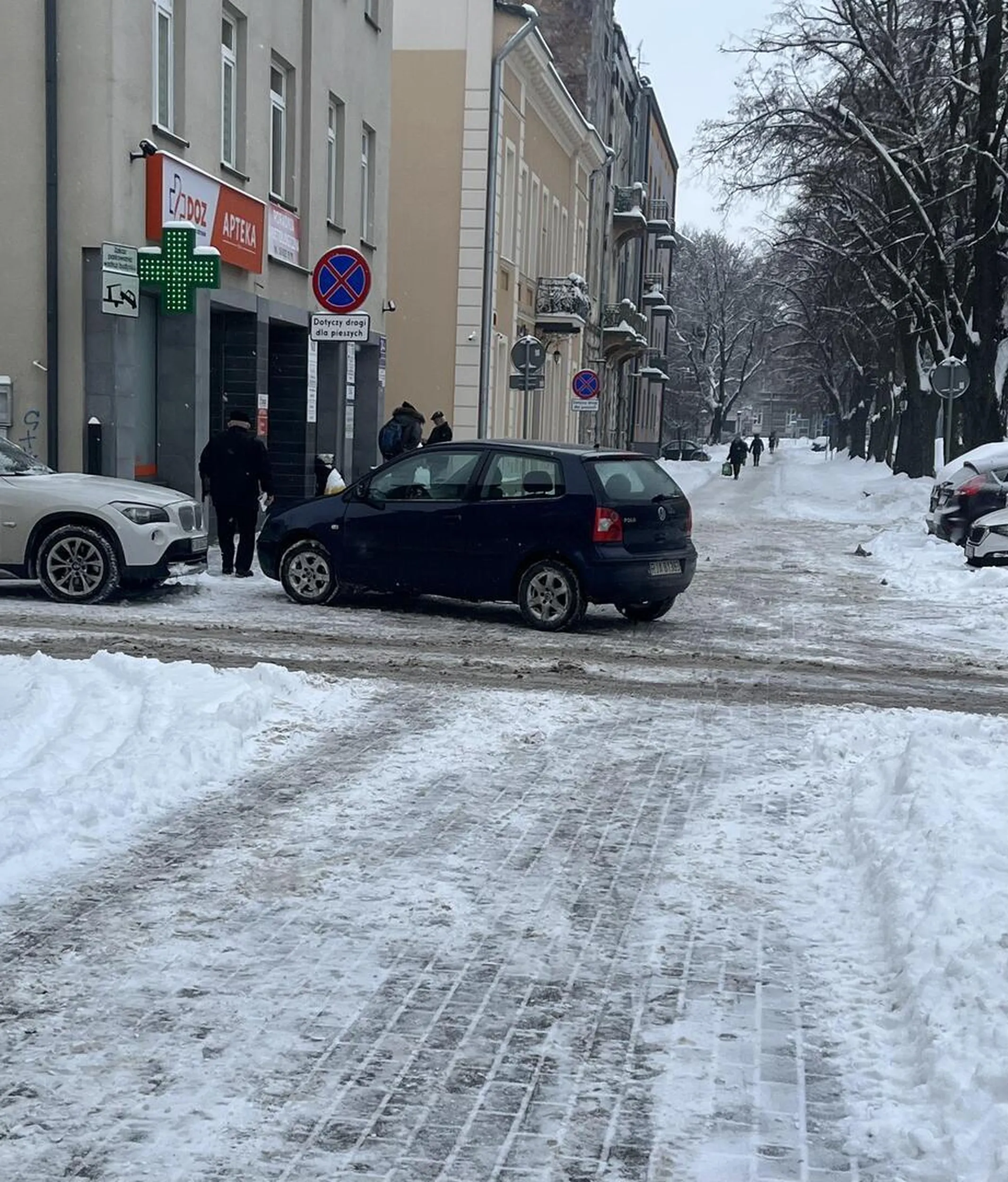 naucz się parkować i nie zostawiaj auta na pół chodnika.
