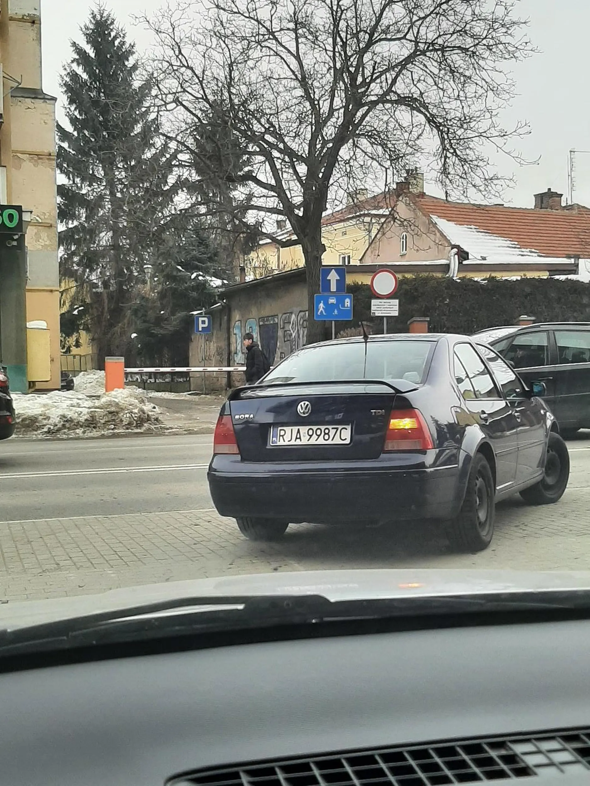 Wymusza pierwszeństwo