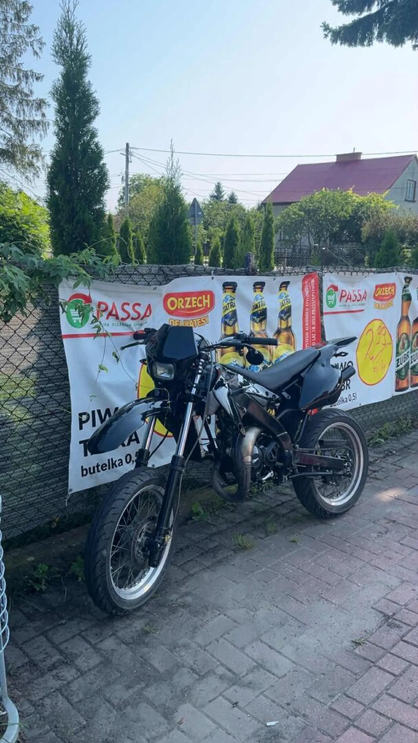 guwniorz pierunski blokuje ruch 45km/h po czym parkuje na chodniku.