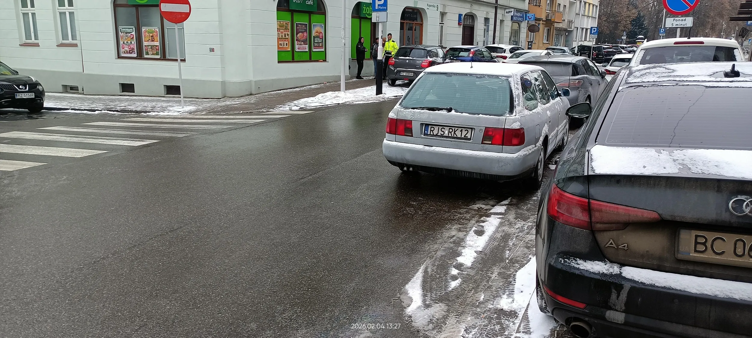 Parkuje na skrzyżowaniu