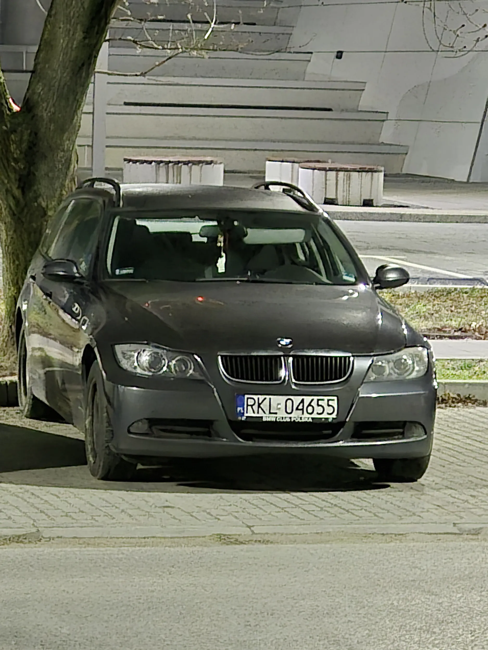 Mistrz parkowania przy stadione Stal Mielec. Widać że prawo jazdy robione za moich czasów bo nie wie od czego są linie.
