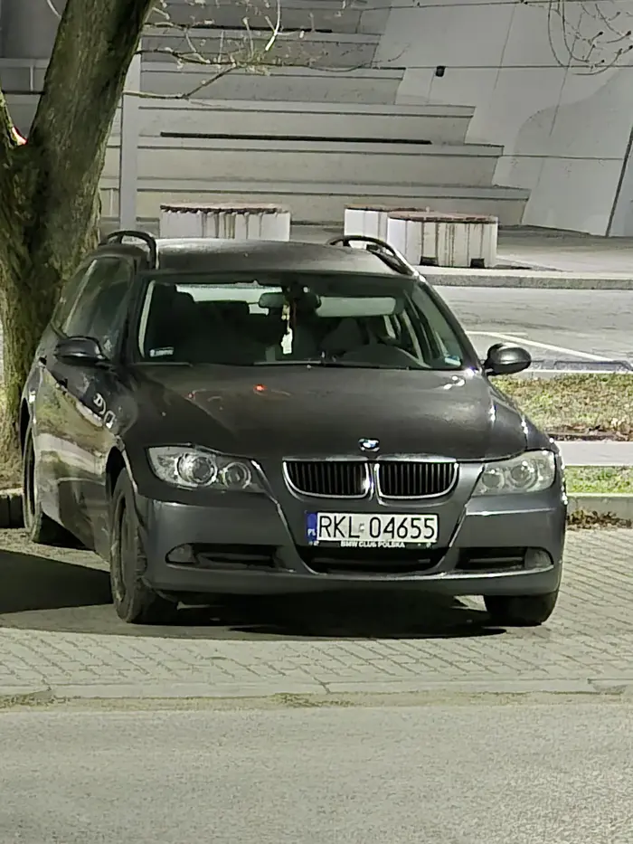 Mistrz parkowania przy stadione Stal Mielec. Widać że prawo jazdy robione za moich czasów bo nie wie od czego są linie.