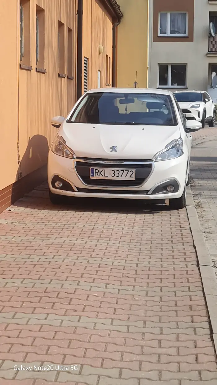 Zaparkowała na chodniku i nie da się przejść naucz się parkować