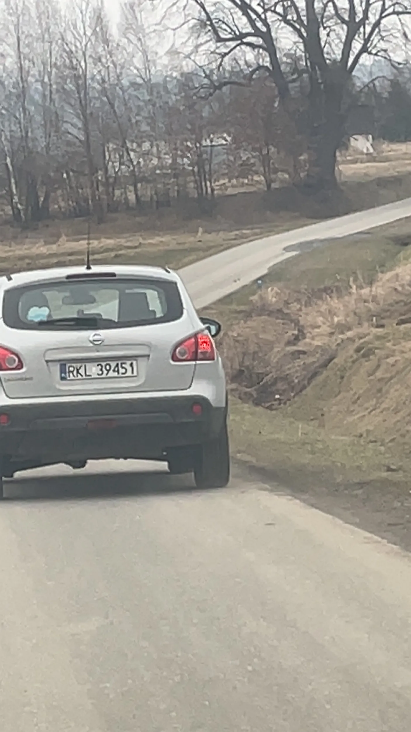 Nie pozdrawiam kierowcy zatrzymuje się przy każdym wyzywa obraża straszy że im coś zrobi trąbi na auta zajeżdża im drogę oraz skacze do nich do nitki nagrywa filmiki tablic aut i straszy policja oraz straszy że bez przyczyny ich pobije nie polecam kuerowcy .