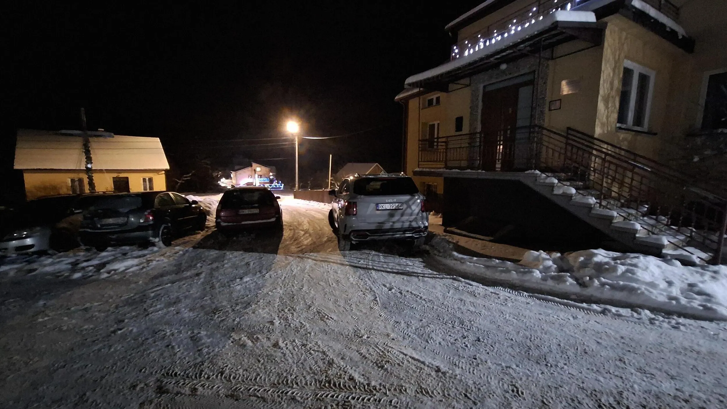 Parkuje na środku drogi