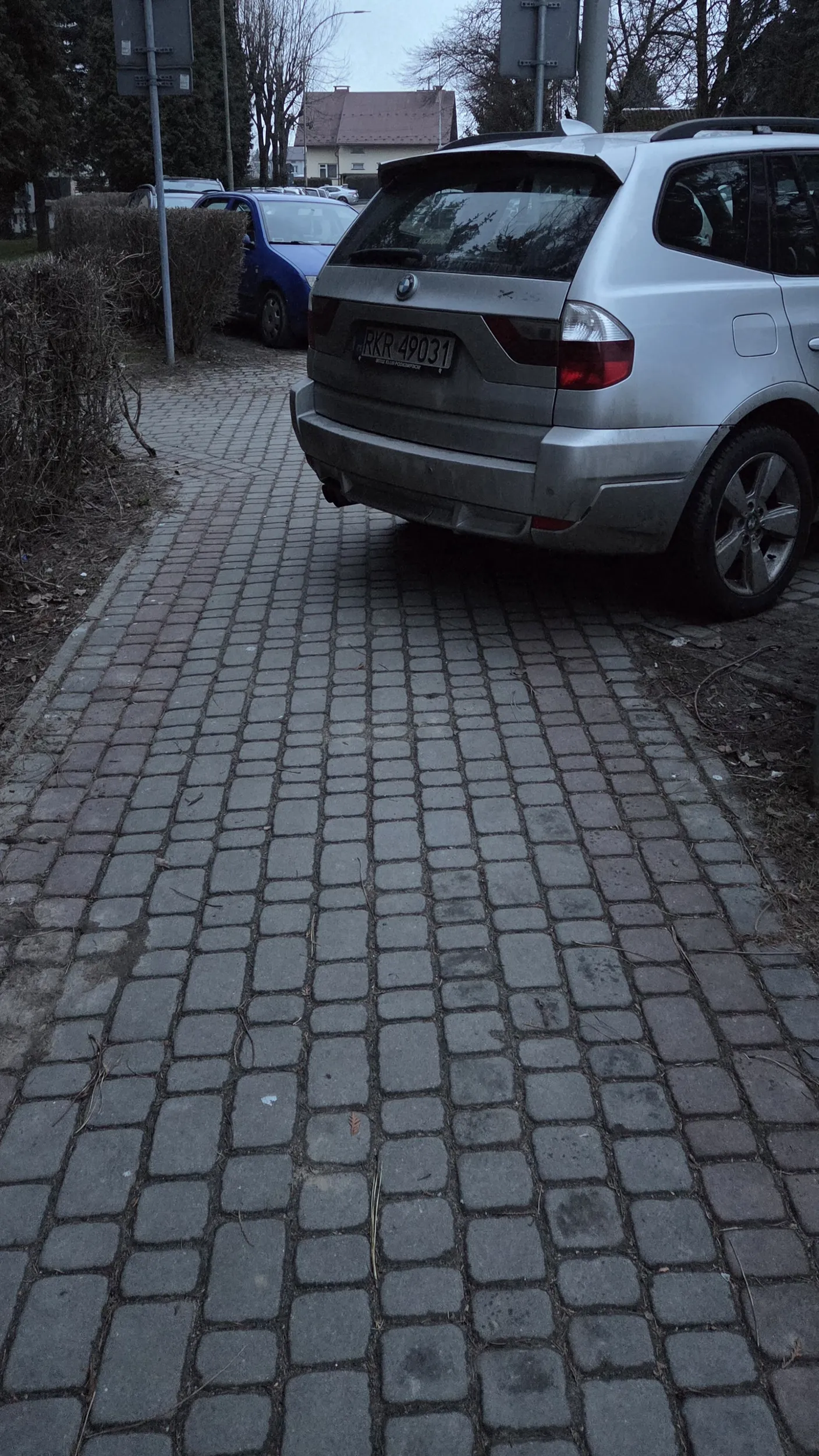 Porządne parkowanie jak zwykle przepisy głęboko w poważaniu.