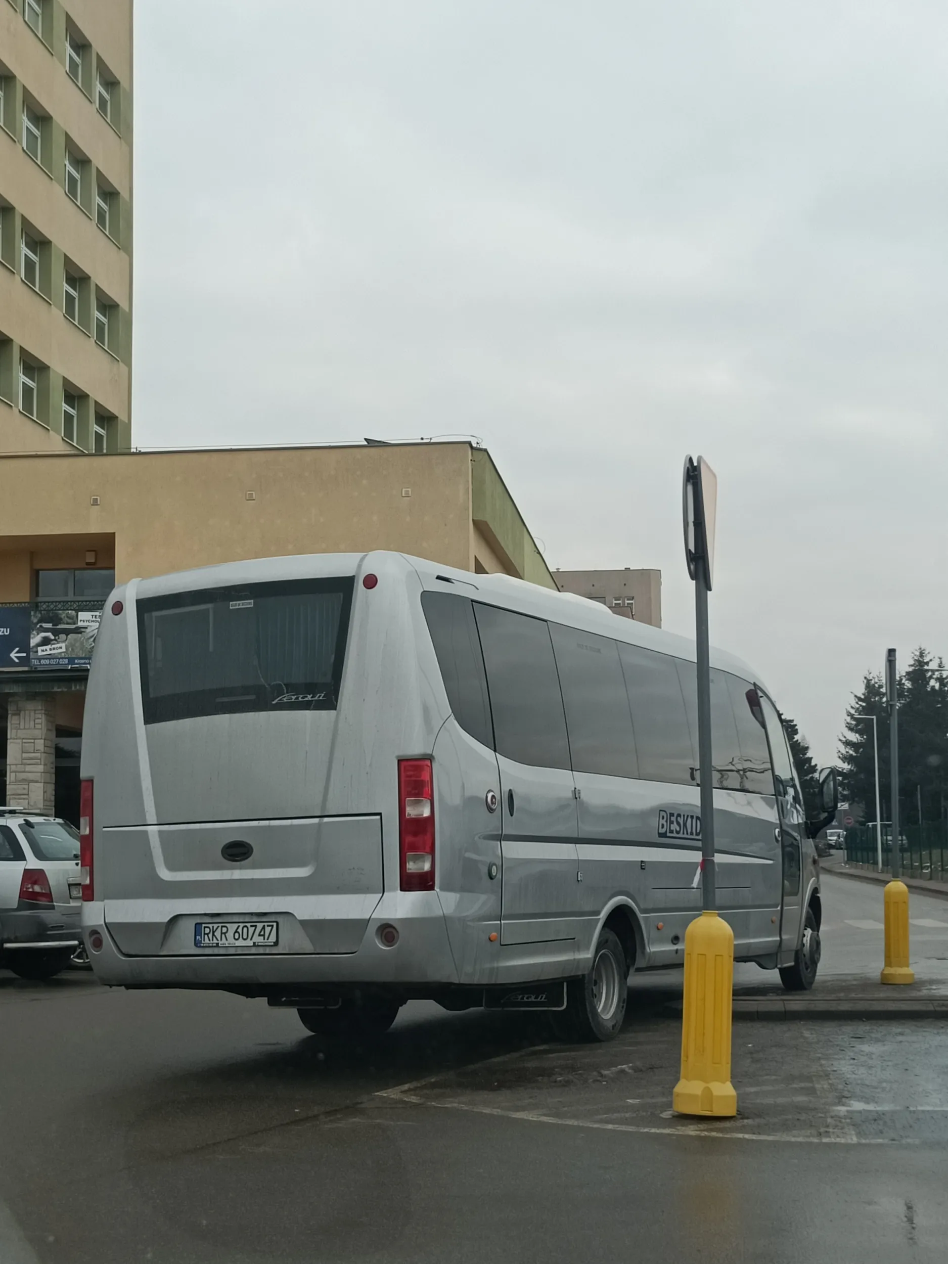 Chłopie stań chociaż gdzieś na uboczu, a nie na środku blokując przejazd innym. Nie jesteś przeźroczysty.