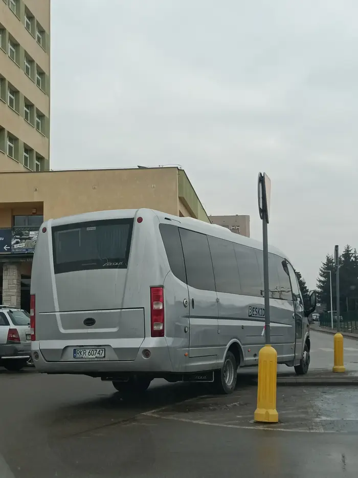 Chłopie stań chociaż gdzieś na uboczu, a nie na środku blokując przejazd innym. Nie jesteś przeźroczysty.