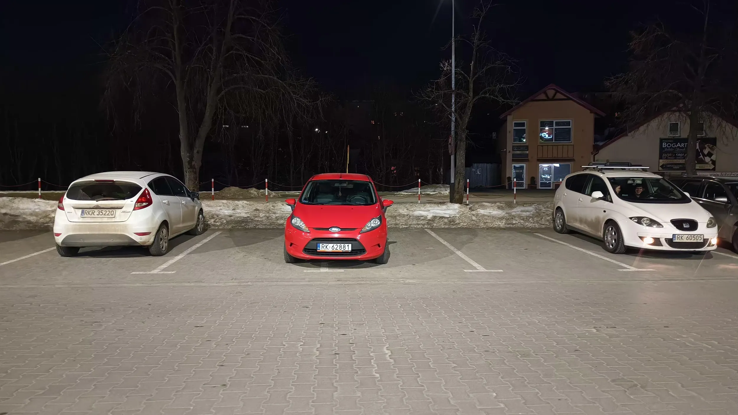 Osoba kierująca pod galerią ewidentnie nie umie parkować i miała aż 3 próby żeby dalej zająć dwa miejsca