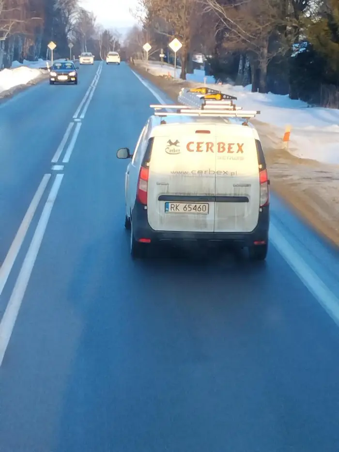 Najgorszy kierowca w województwie.. jedzie 30 ja godzinę w dobrych warunkach gapiąc się w telefon a kiedy próbuje się go wyprzedzić dodaje gazu