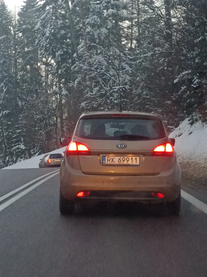 Pan Kierowca po ocenie samochodu jadącego za nim postanawia hamować do zera próbując wyłudzić odszkodowanie, jednak gdy nie udaje Mu się, kiwa palcem.