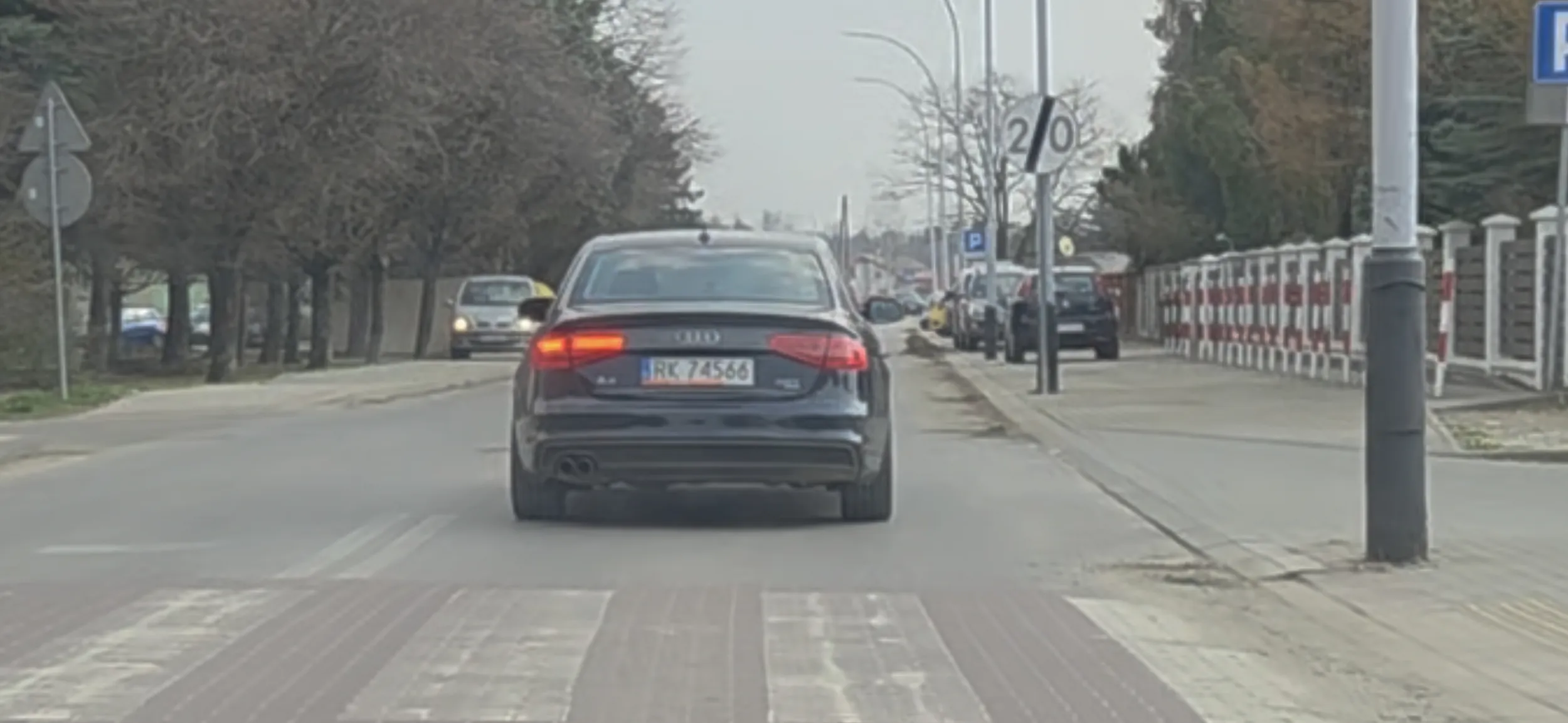 Na jakiej stacji diagnostycznej można zarejestrować auto z czerwonym kierunkowskazem. Diagnosta do wyje,bania na pysk za stwarzanie zagrożenia.