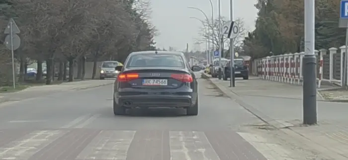 Na jakiej stacji diagnostycznej można zarejestrować auto z czerwonym kierunkowskazem. Diagnosta do wyje,bania na pysk za stwarzanie zagrożenia.
