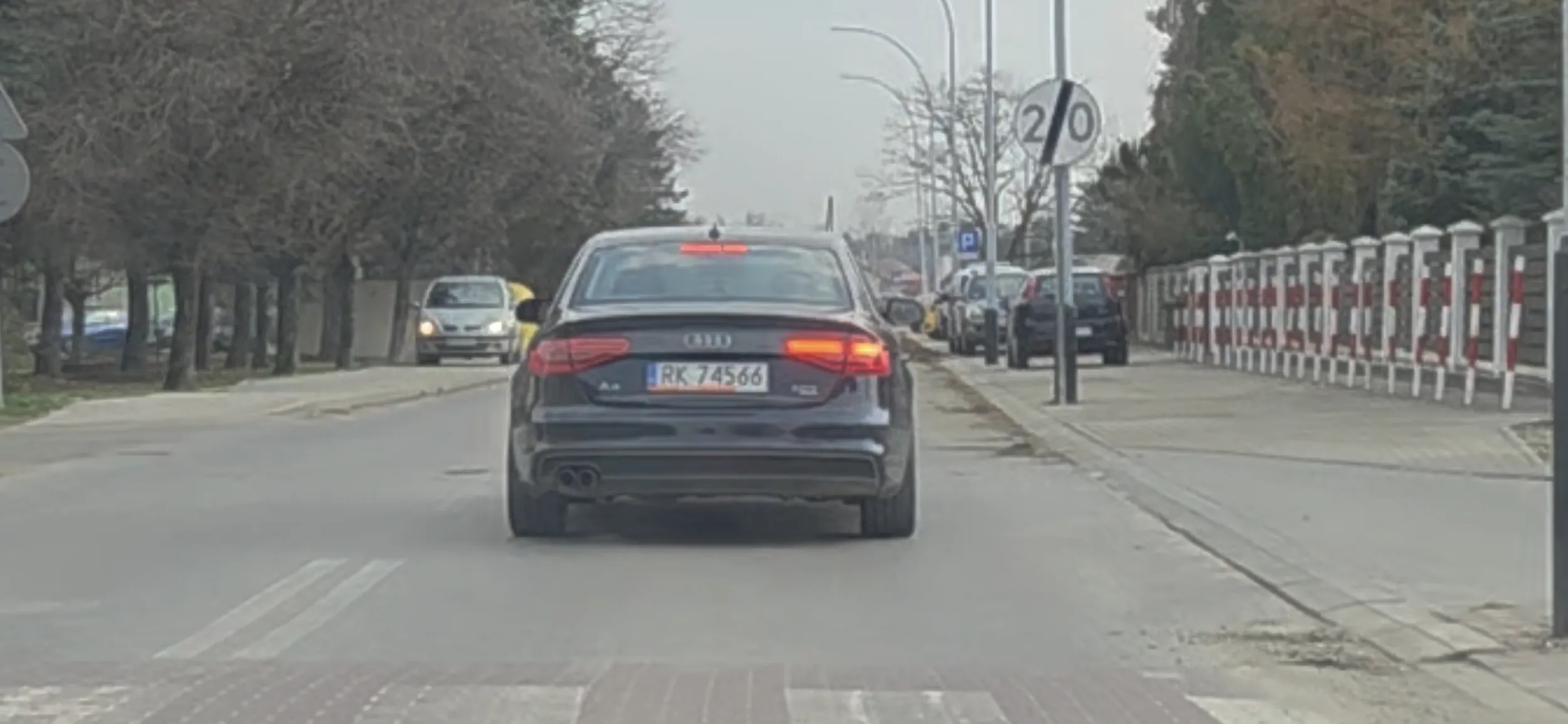 Na jakiej stacji diagnostycznej można zarejestrować auto z czerwonym kierunkowskazem. Diagnosta do wyje,bania na pysk za stwarzanie zagrożenia.