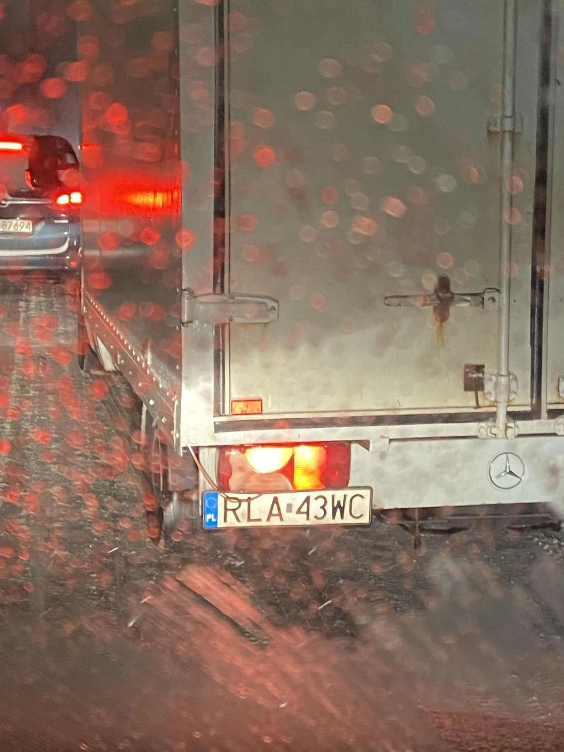 osoba nieodpowiedzialna i prawie przerysowała nam auto , wpycha sie w korek z pasa awaryjnego